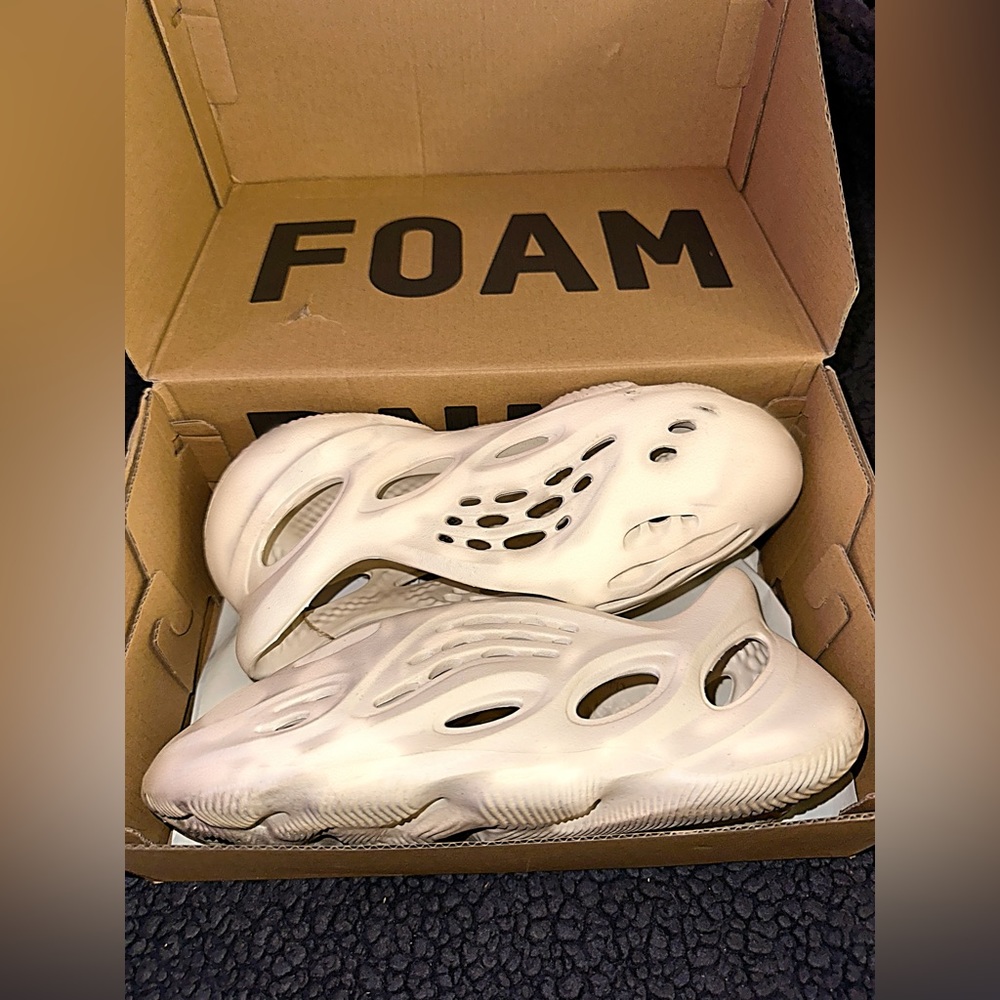 YEEZY FNNR Foam Runners Sand